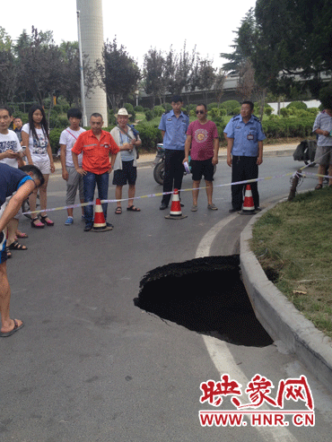 市民調(diào)侃這次塌陷難道是天太熱？