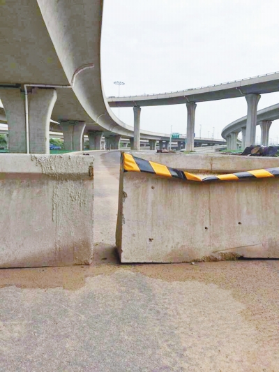  京廣快速路北延地面道路北三環(huán)入口處，一排石墩擋道，不讓入內(nèi)。