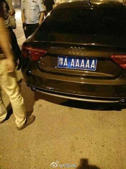 套著假牌的奧迪轎車(chē)