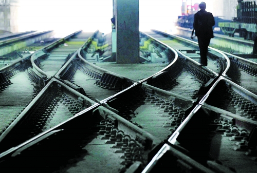 ▲鄭州地鐵1號線醫(yī)學(xué)院站，地下18米縱橫交錯的鐵軌伸向遠方。