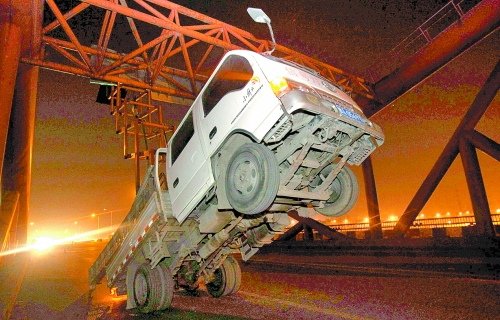 　車上升降機的工作臺被卡，車身前部高高翹起。