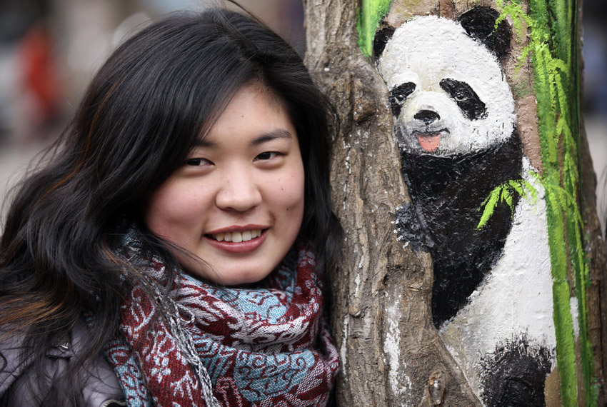　3月1日，在河北省石家莊市九中街，王月與她的“樹洞畫”作品拍攝合影。
