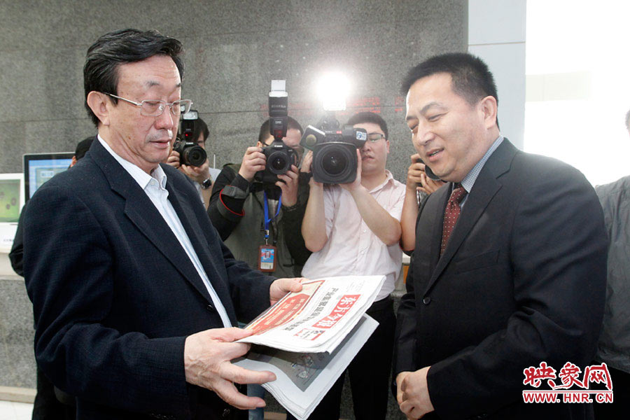 東方今報報社社長趙國平向河南省委書記、省人大常委會主任郭庚茂匯報東方今報的內(nèi)容、發(fā)行等情況 東方今報