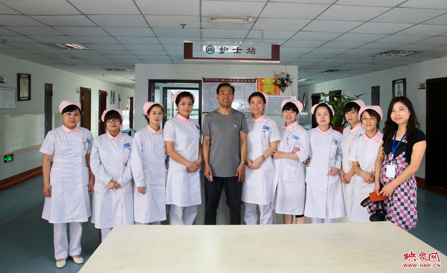 護士們得知采訪的記者是來自河南，非要一起合影留念