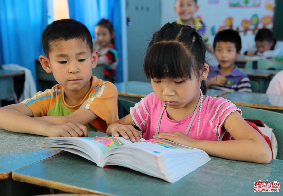 現(xiàn)代化的教室內學生們專心學習