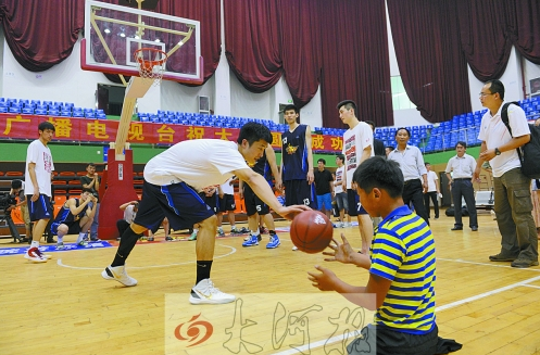 河南男籃的隊員給秦旭磊打下手喂球 河南男籃的隊員給秦旭磊打下手喂球