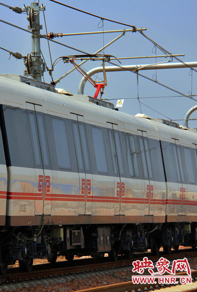 調(diào)試中的地鐵，電線已經(jīng)抬起充電