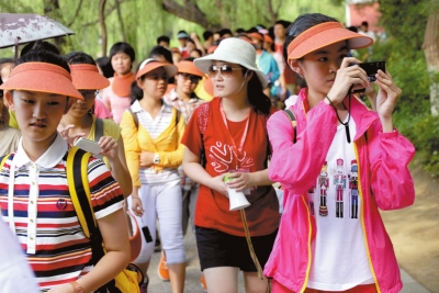 未名湖畔，游人紛紛拍照留念。