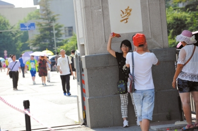 不愿排隊(duì)等待的游客只在門前留影。