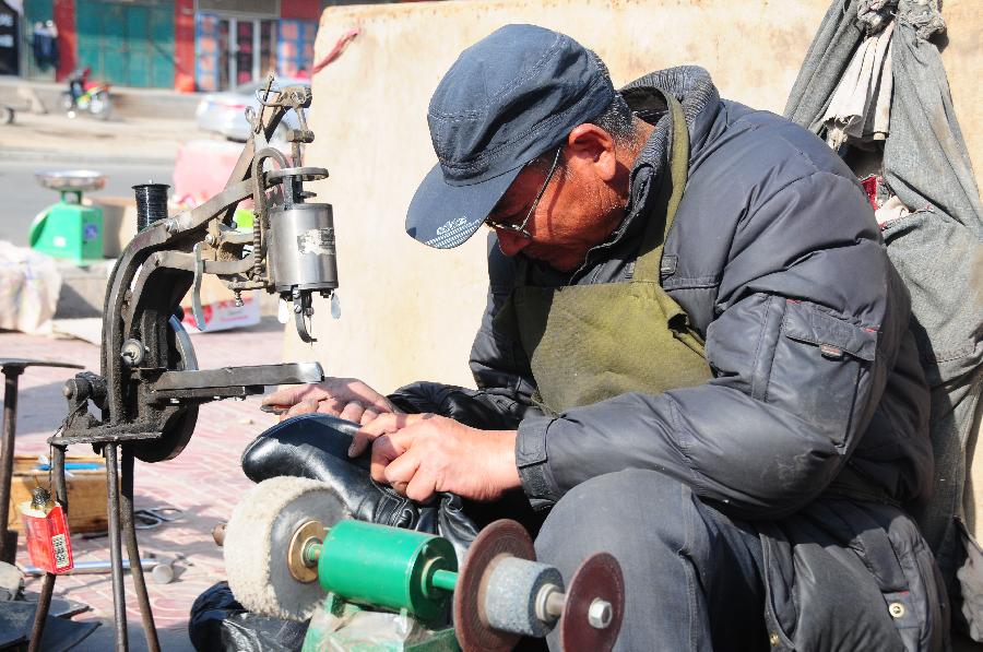 (中國網(wǎng)事·感動2013·圖文互動)(1)“半價鞋匠”27年不間斷微助貧寒學子 (中國網(wǎng)事·感動2013·圖文互動)(1)“半價鞋匠”27年不間斷微助貧寒學子