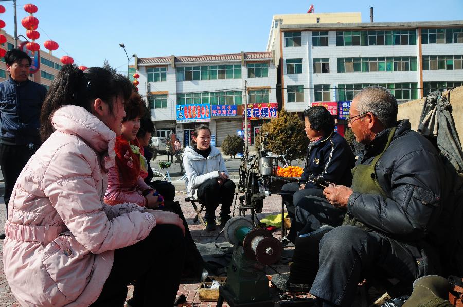 (中國網(wǎng)事·感動2013·圖文互動)(2)“半價鞋匠”27年不間斷微助貧寒學子 (中國網(wǎng)事·感動2013·圖文互動)(2)“半價鞋匠”27年不間斷微助貧寒學子