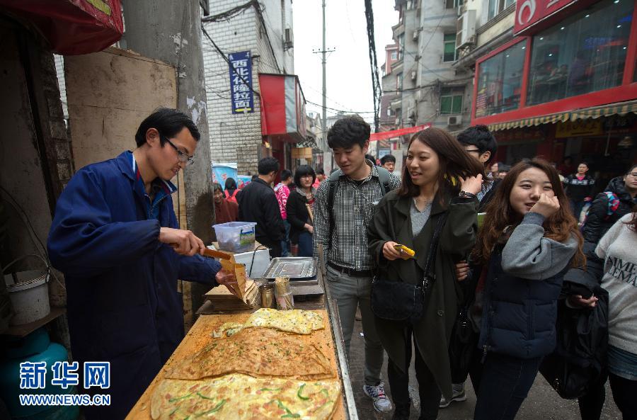 （晚報）（3）創(chuàng)業(yè)賣燒餅的大學生