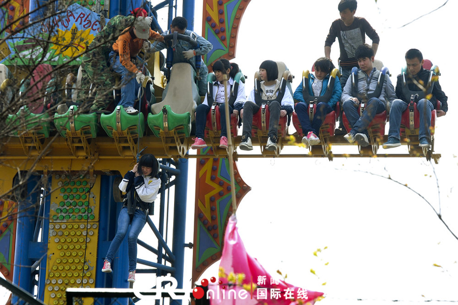 合肥一游樂(lè)場(chǎng)"跳樓機(jī)"輔助繩斷裂 11名游客被困半空 合肥一游樂(lè)場(chǎng)"跳樓機(jī)"輔助繩斷裂 11名游客被困半空