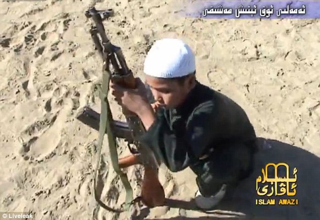 基地組織兒童突擊隊員持AK47射擊訓(xùn)練 基地組織兒童突擊隊員持AK47射擊訓(xùn)練