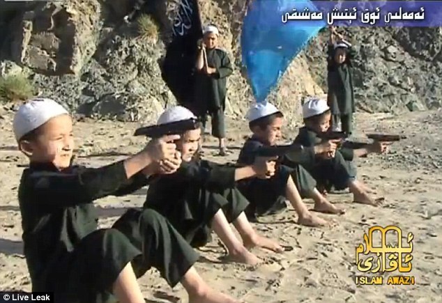 基地組織兒童突擊隊員持AK47射擊訓(xùn)練 基地組織兒童突擊隊員持AK47射擊訓(xùn)練