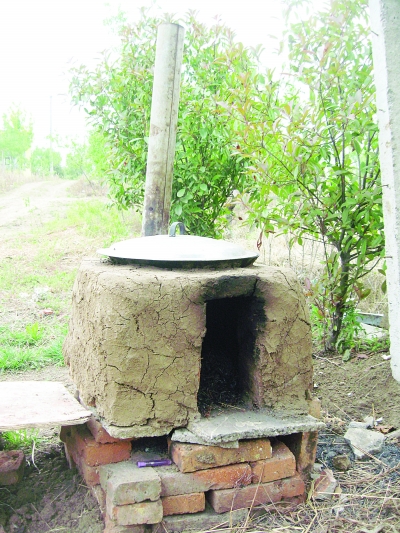 簡(jiǎn)易的鍋灶。任國(guó)勇攝