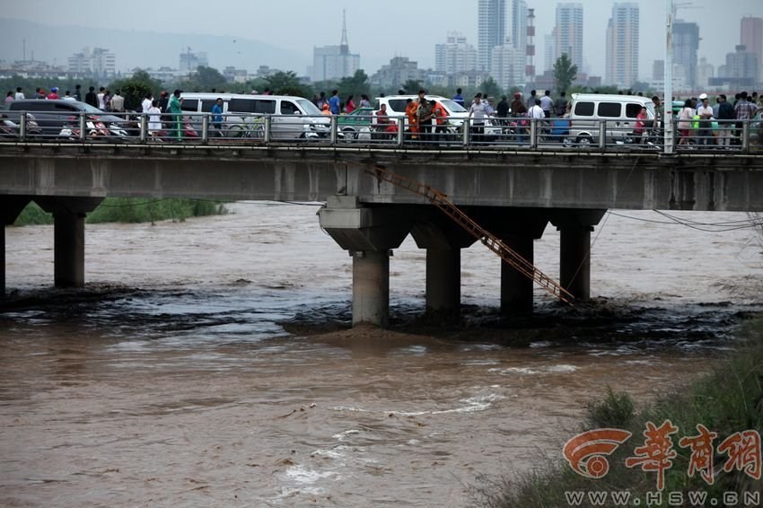 男子被洪水沖走。
