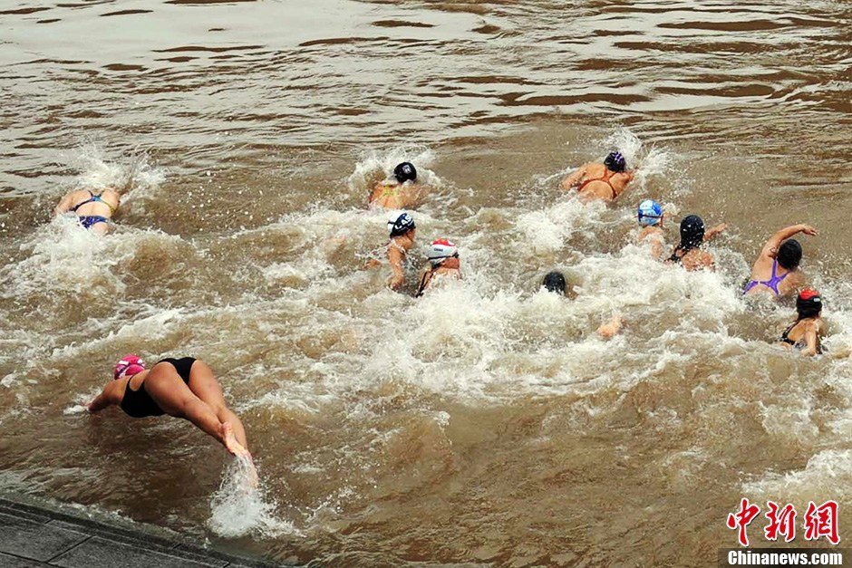 圖為參加搶渡賽的女選手們劈波斬浪。中新社發(fā) 張暢 攝