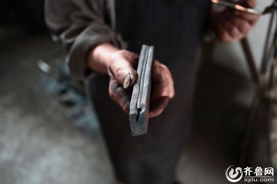 實(shí)拍最后的打鐵匠 一把手工菜刀賺六塊錢