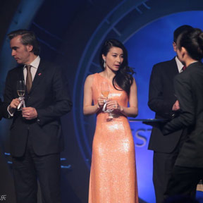 郭晶晶橙色長(zhǎng)裙閃亮