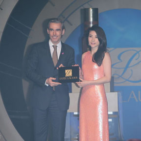 郭晶晶橙色長(zhǎng)裙閃亮