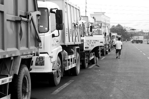 垃圾車排隊(duì)等著卸垃圾，有司機(jī)已等了四五個(gè)小時(shí)