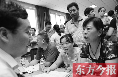 帶著孩子小升初的諸多疑問，眾多家長（右）向教育部門咨詢