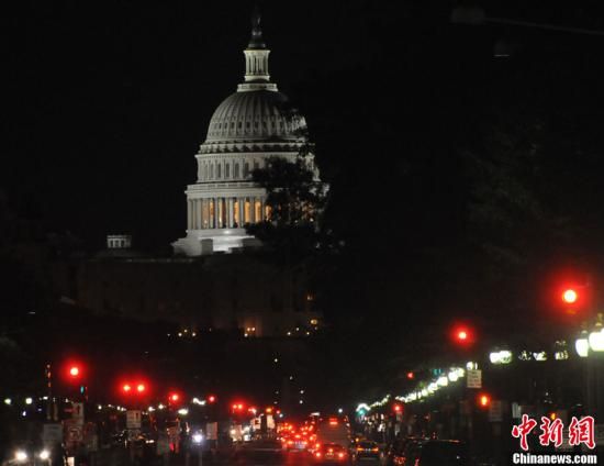 入夜后國會山前警燈一片，加強警戒。中新社發(fā) 德永健 攝
