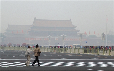 9月29日，游客行走在天安門廣場西側(cè)路上，當(dāng)日霧霾嚴重。