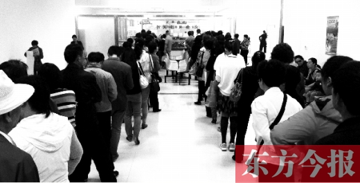昨日上午，鄭州市社保辦事大廳，辦事的群眾排起長隊