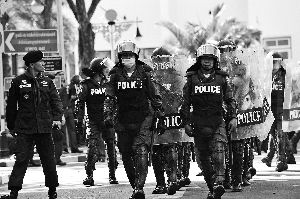 泰警察出動(dòng)。
