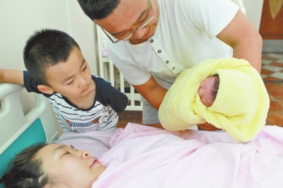 一家四口其樂(lè)融融，但二孩證卻讓男主人操心。