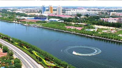 清澈的運(yùn)河水及兩岸綠色。