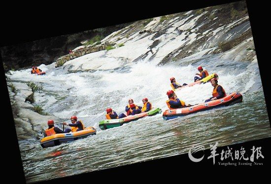 　　湖北紅安縣,游客在對天河漂流。