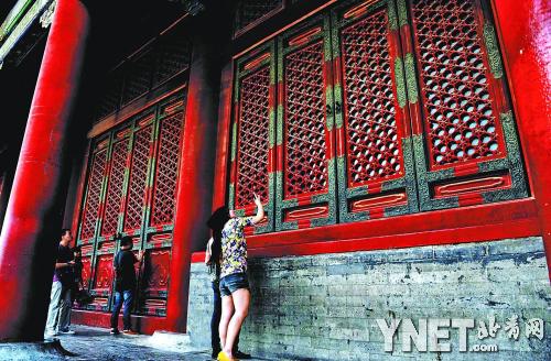 損壞的欞花已修好,仍有游客扒門窗 損壞的欞花已修好,仍有游客扒門窗