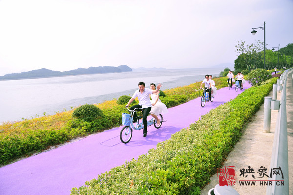 初夏喜宴八方客,千島笑迎粉佳人。