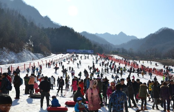 木札嶺1元滑雪啟幕 引爆河南旅游市場(chǎng)