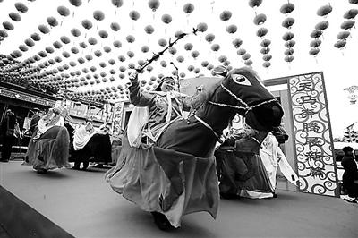 圓明園廟會(huì)初一迎客5萬人 "四世同堂"項(xiàng)目受歡迎