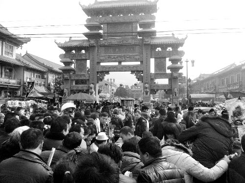 比春運(yùn)更擠的地方是?？h廟會(組圖)