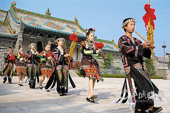 山東臺(tái)兒莊古城內(nèi)，來自外地的演員表演蘆笙舞 王建華 攝