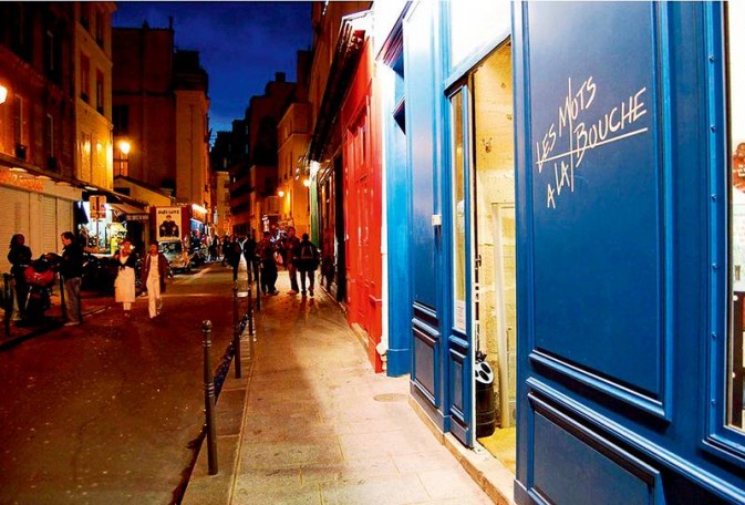 藍(lán)色大門是同性戀書(shū)店的特色之一　F3.5,1/200秒,ISO500