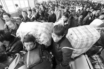 　　火車(chē)站人滿為患。新華社發(fā)