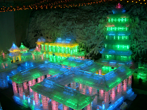 龍慶峽賞冰燈 冬日里的炫麗童話(huà)世界