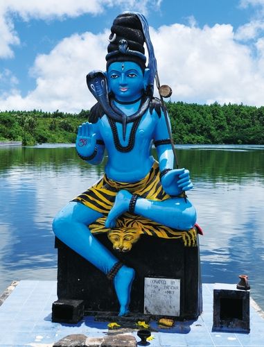 圣水湖旁的雕像 圣水湖旁的雕像