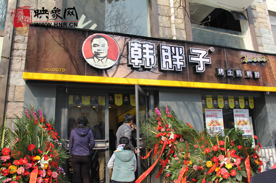 　　“韓胖子”千只茶香雞茶香鴨捐贈(zèng)環(huán)衛(wèi)工人、農(nóng)民工學(xué)子和鄭州市社會(huì)福利院。