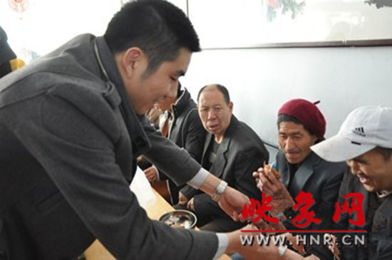 　　“韓胖子”千只茶香雞茶香鴨捐贈(zèng)環(huán)衛(wèi)工人、農(nóng)民工學(xué)子和鄭州市社會(huì)福利院。