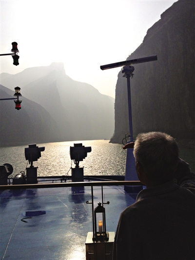 　　游客在游輪上遠(yuǎn)眺三峽風(fēng)光。