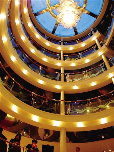 　　上下7層全部打通的大廳。