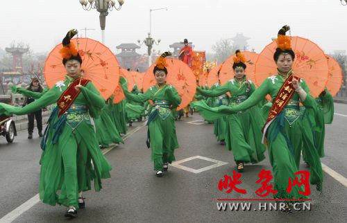 　　3月30日上午,開(kāi)封市舉行2013中國(guó)(開(kāi)封)清明文化節(jié)踏春巡游活動(dòng)。　 　　