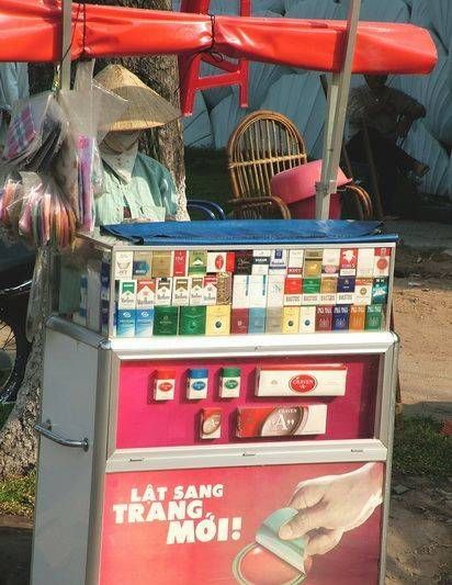 　煙攤，越南街頭隨處都是這樣的流動小攤。